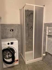 eine Waschmaschine und eine Dusche im Bad in der Unterkunft Maison Sauze Centro in Sauze dʼOulx