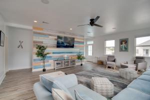 WavelandにあるSunny Waveland Home Rental with Pool Walk to Beach!のリビングルーム(青いソファ、テレビ付)