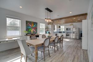 WavelandにあるSunny Waveland Home Rental with Pool Walk to Beach!のテーブルと椅子のあるキッチンとダイニングルーム