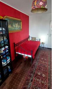 1 dormitorio rojo con 1 cama con manta roja en Room with a view, en Berlín