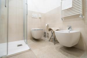 een badkamer met een toilet en een glazen douche bij Hotel Panorama in San Martino di Castrozza