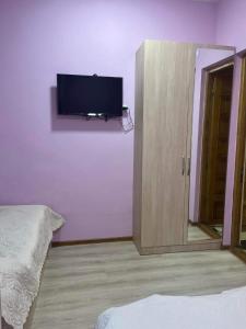 TV a/nebo společenská místnost v ubytování Surami Guesthouse + 17 fotografií