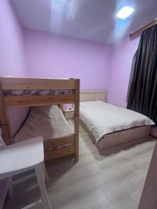 Кровать или кровати в номере Surami Guesthouse