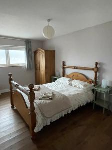 1 dormitorio con 1 cama grande con marco de madera en Strawberry Fields, en Liverpool