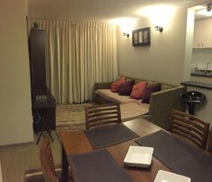 sala de estar con sofá y mesa en Departamento Jardin Urbano 3D y 2B-Valdivia, en Valdivia