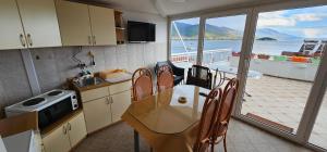 een keuken met een tafel en stoelen en een balkon bij Unique apartment in the old part in Ohrid +35 foto's