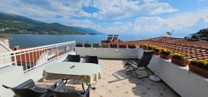 een terras met een tafel en stoelen op een balkon bij Unique apartment in the old part in Ohrid