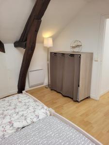 een slaapkamer met een bed in een zolderkamer bij relais du 21 in Saint-Germain-en-Laye