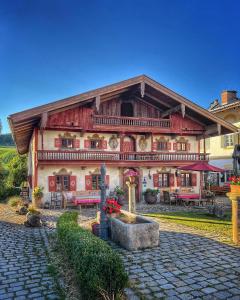 a large wooden house on a cobblestone street at Das Schusterhäusl - Urlaub im oberbayerischen Baudenkmal in Samerberg