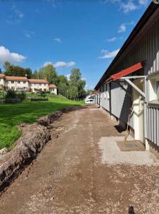 un chemin de terre vide à côté d'un bâtiment dans l'établissement Högalid, à Torsåker