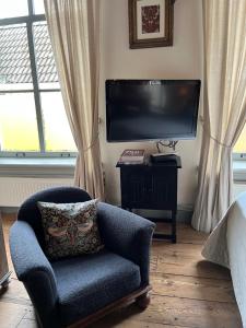 TV a/nebo společenská místnost v ubytování B&B De Kamer Hiernaast