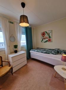 Torsåker的住宿－Högalid，一间卧室配有一张床、一把椅子和一张桌子