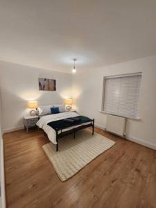 a bedroom with a bed and a wooden floor at Beautiful 3 bed house in Hartford in Hartford