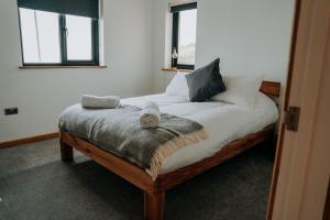 Postel nebo postele na pokoji v ubytování Modern balcony property, Sea views over Newgale