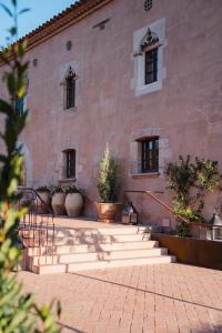 ein Gebäude mit einer Treppe, die zu einem Innenhof führt in der Unterkunft Hotel-Masia Can Farrés in El Bruc