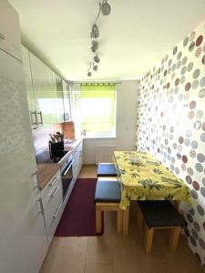 eine kleine Küche mit einem Tisch und einer Theke in der Unterkunft Ferienwohnung Mainz-Bretzenheim in Mainz
