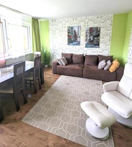ein Wohnzimmer mit einem Sofa und einem Tisch in der Unterkunft Ferienwohnung Mainz-Bretzenheim in Mainz