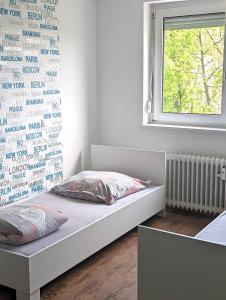 Een bed of bedden in een kamer bij Ferienwohnung Mainz-Bretzenheim