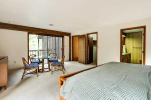 グランツパスにあるPeaceful Applegate River Valley Sanctuary!のベッドルーム1室(ベッド1台、テーブル、椅子付)