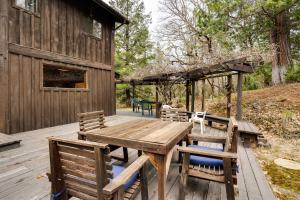 Peaceful Applegate River Valley Sanctuary! في غرانتس باس: طاولة وكراسي خشبية على سطح خشبي