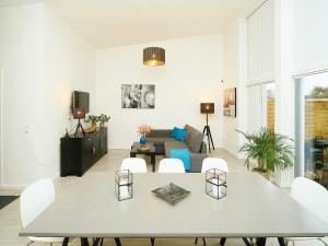 una sala de estar blanca con mesa y sillas en Holiday home Gilleleje CVII, en Gilleleje