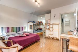 ein Schlafzimmer mit einem Bett mit einer lila Decke in der Unterkunft SUNSET SUMMER HOUSE in Passoscuro
