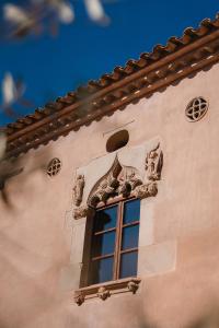 una ventana en el lateral de un edificio en Hotel-Masia Can Farrés, en El Bruc
