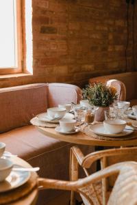 una mesa de madera con platos y cuencos en Hotel-Masia Can Farrés, en El Bruc