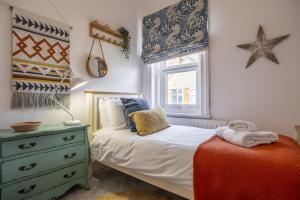 une chambre avec un lit, une commode et une fenêtre dans l'établissement Porch House, à Hunstanton