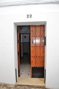 Una entrada a una habitación con una puerta con números. en Apartamento Doble Vacacional Carmona en Carmona