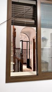 カルモナにあるApartamento Doble Vacacional Carmonaのガラス窓から部屋の景色を望めます。