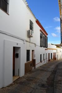 uma rua vazia com um edifício branco em Apartamento Doble Vacacional Carmona em Carmona