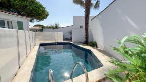 ein Swimmingpool im Hinterhof eines Hauses in der Unterkunft Charmante villa avec piscine in La Couarde-sur-Mer