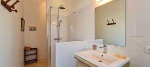 ein weißes Badezimmer mit Waschbecken und Dusche in der Unterkunft Charmante villa avec piscine in La Couarde-sur-Mer + 15 Fotos