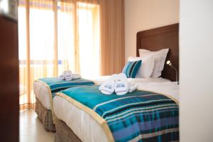 Rúm í herbergi á Apparthotel Eden Beach