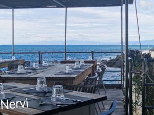 restauracja z widokiem na ocean w obiekcie Appartamento Luna Parcheggio gratuito w Genui