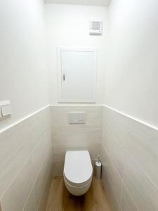 布拉提斯拉瓦的住宿－Apartmán Simcity Bratislava，一间位于客房内的白色卫生间的浴室