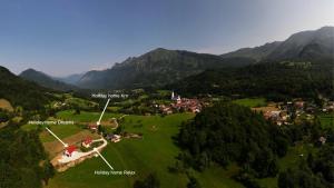 - une vue aérienne sur un village dans les montagnes dans l'établissement Holiday Home Krn&Relax, à Kobarid