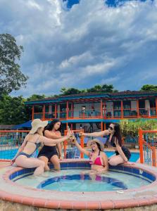 un groupe de femmes jouant dans une piscine dans l'établissement Hotel Campestre La Tata, à Montenegro