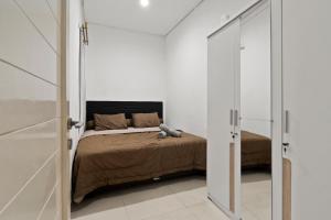 Un dormitorio con una cama con un osito de peluche. en Affordable Cozy Home Away From Home 