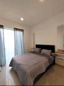 1 dormitorio con cama grande y ventana grande en Affordable Cozy Home Away From Home 