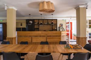 une salle à manger avec une grande table et des chaises en bois dans l'établissement La Nasturei, à Bran