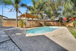 einen Pool im Garten mit Pavillon in der Unterkunft Private Pool Home Centrally Located in Tampa in Tampa