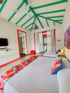 1 cama grande en una habitación con 2 camas en Hotel Campestre La Tata en Montenegro