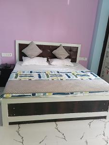 Postel nebo postele na pokoji v ubytování hotel rudraksh palace