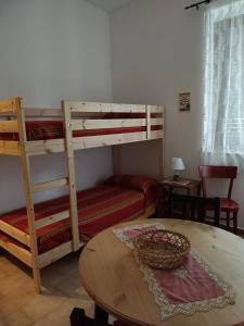 Двухъярусная кровать или двухъярусные кровати в номере Belvedere in Villa Greco