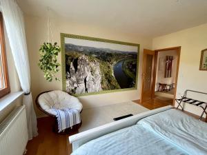 um quarto com uma cama e um quadro na parede em Fewo Judith em Freital