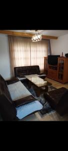 sala de estar con sofá y mesa de centro en Vikendica Rosi, 