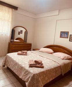 ein Schlafzimmer mit einem Bett mit einer Kommode und einem Spiegel in der Unterkunft Elaiones house in Thessaloniki