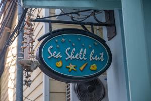 Vottorð, verðlaun, skilti eða annað skjal til sýnis á Sea Shell Hut